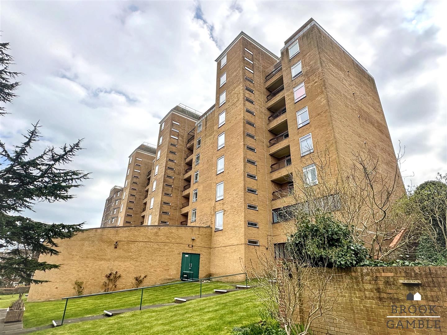 3 Bedroom Flat. St. Johns Road in Eastbourne,  23